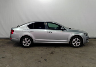 Подержанный автомобиль Skoda Octavia Liftback 2013 года (8 фото)