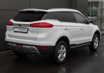 Подержанный автомобиль Geely Atlas 2017 года (5 фото)