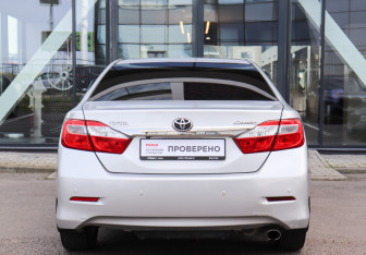Подержанный автомобиль Toyota Camry Sedan 2012 года (5 фото)