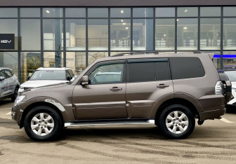 Подержанный автомобиль Mitsubishi Pajero 2011 года (8 фото)