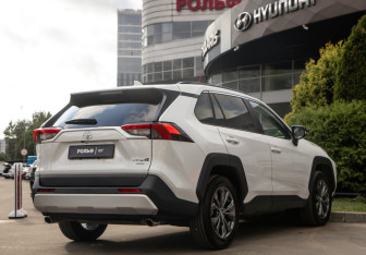 Подержанный автомобиль Toyota RAV4 2025 года (4 фото)