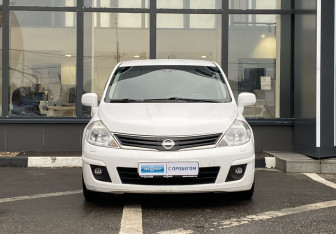 Подержанный автомобиль Nissan Tiida Hatchback 2013 года (2 фото)