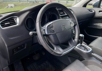 Подержанный автомобиль Citroen C4 Hatchback 2011 года (13 фото)