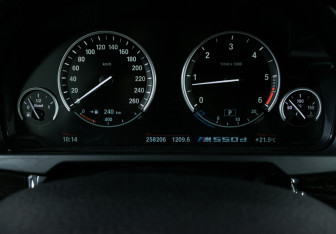 Подержанный автомобиль BMW X6 2015 года (14 фото)