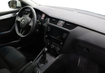 Подержанный автомобиль Skoda Octavia Liftback 2019 года (10 фото)
