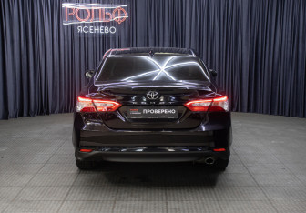 Подержанный автомобиль Toyota Camry Sedan 2018 года (6 фото)