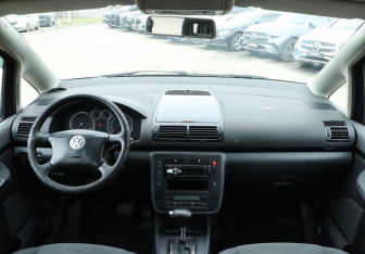 Подержанный автомобиль Volkswagen Sharan 2005 года (12 фото)