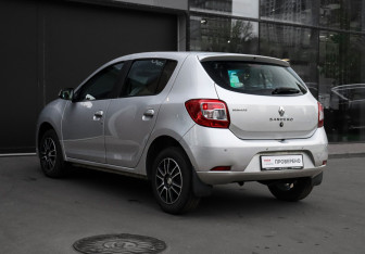 Подержанный автомобиль Renault Sandero 2018 года (7 фото)