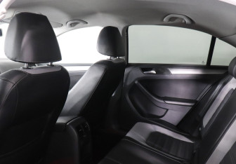 Подержанный автомобиль Volkswagen Jetta Sedan 2012 года (12 фото)