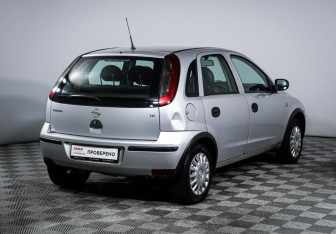 Подержанный автомобиль Opel Corsa 2004 года (5 фото)