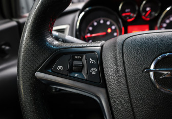 Подержанный автомобиль Opel Astra Hatchback 2011 года (17 фото)