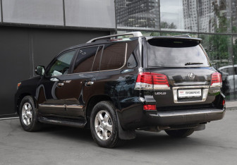 Подержанный автомобиль Lexus LX 2012 года (7 фото)