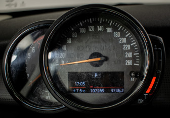 Подержанный автомобиль MINI Hatch 2017 года (13 фото)