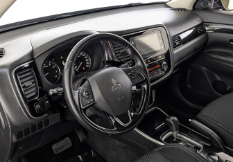 Подержанный автомобиль Mitsubishi Outlander 2019 года (15 фото)