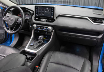 Подержанный автомобиль Toyota RAV4 2020 года (11 фото)