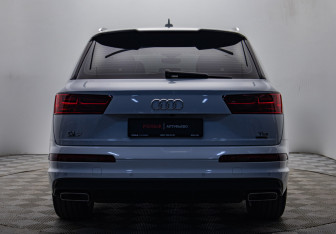 Подержанный автомобиль Audi Q7 2015 года (4 фото)