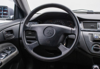 Подержанный автомобиль Mitsubishi Lancer Sedan 2004 года (14 фото)