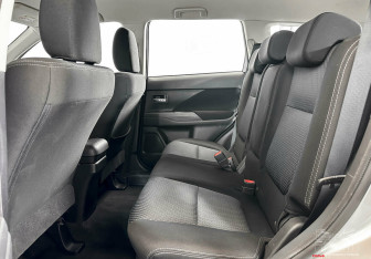 Подержанный автомобиль Mitsubishi Outlander 2018 года (11 фото)