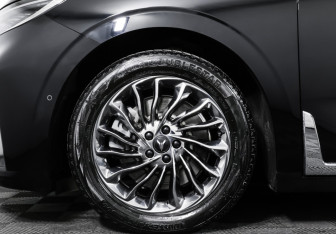 Подержанный автомобиль Voyah Dream 2023 года (29 фото)