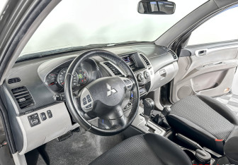 Подержанный автомобиль Mitsubishi Pajero Sport 2013 года (13 фото)