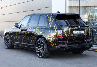 Подержанный автомобиль Rolls-Royce Cullinan 2019 года (7 фото)