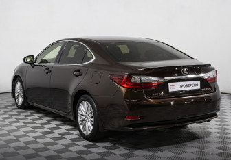 Подержанный автомобиль Lexus ES 2016 года (7 фото)