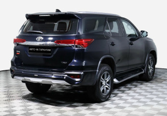 Подержанный автомобиль Toyota Fortuner 2019 года (3 фото)