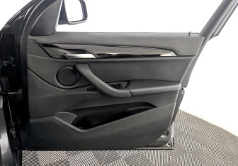 Подержанный автомобиль BMW X1 2016 года (24 фото)