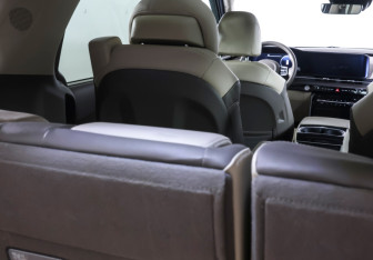Подержанный автомобиль Kia Carnival 2023 года (10 фото)