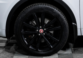 Подержанный автомобиль Jaguar E-Pace 2019 года (15 фото)