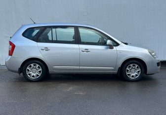 Подержанный автомобиль Kia Carens 2010 года (4 фото)