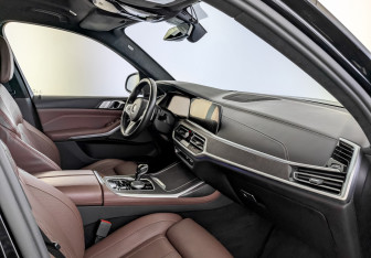 Подержанный автомобиль BMW X7 2021 года (11 фото)