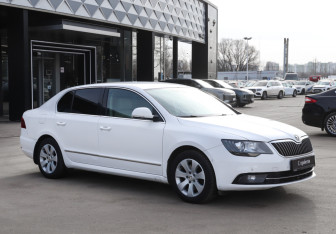 Подержанный автомобиль Skoda Superb Liftback 2013 года (3 фото)