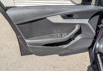 Подержанный автомобиль Audi A4 Wagon 2018 года (19 фото)