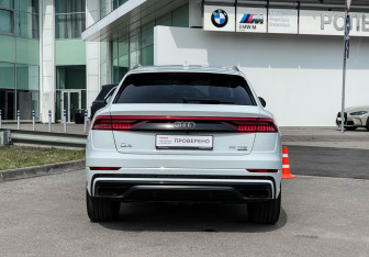 Подержанный автомобиль Audi Q8 2019 года (6 фото)