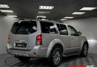 Подержанный автомобиль Nissan Pathfinder 2010 года (25 фото)