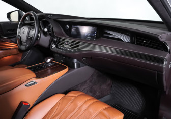 Подержанный автомобиль Lexus LS 2018 года (10 фото)