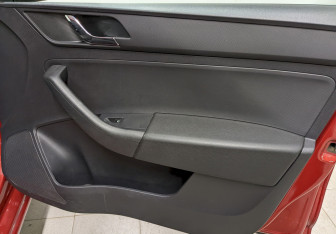 Подержанный автомобиль Skoda Rapid Liftback 2014 года (18 фото)