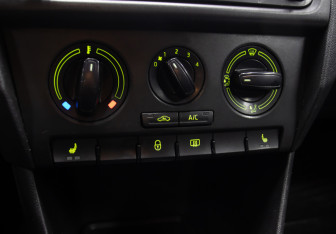 Подержанный автомобиль Skoda Rapid Liftback 2014 года (18 фото)