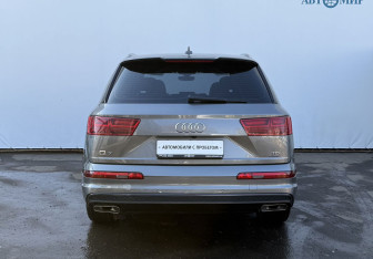 Подержанный автомобиль Audi Q7 2015 года (6 фото)