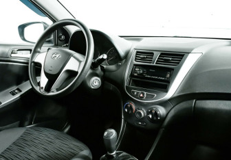 Подержанный автомобиль Hyundai Solaris Hatchback 2015 года (8 фото)