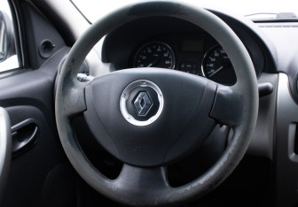 Подержанный автомобиль Renault Logan Sedan 2011 года (14 фото)