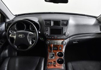 Подержанный автомобиль Toyota Highlander 2013 года (9 фото)