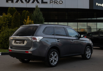 Подержанный автомобиль Mitsubishi Outlander 2012 года (4 фото)