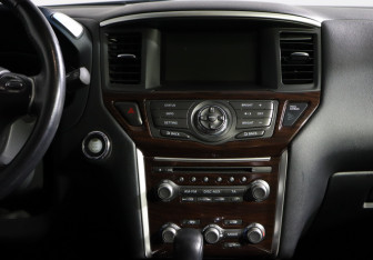 Подержанный автомобиль Nissan Pathfinder 2015 года (14 фото)
