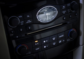 Подержанный автомобиль Infiniti QX70 2015 года (19 фото)