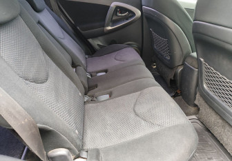 Подержанный автомобиль Toyota RAV4 2007 года (10 фото)