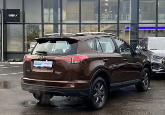 Подержанный автомобиль Toyota RAV4 2016 года (5 фото)