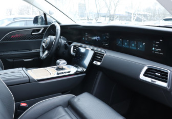 Подержанный автомобиль Hongqi E-HS9 2021 года (9 фото)