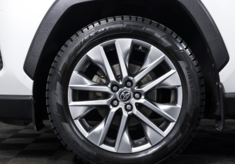 Подержанный автомобиль Toyota RAV4 2022 года (25 фото)